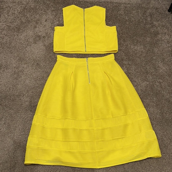 Yellow Outfit - Picture 5 of 7